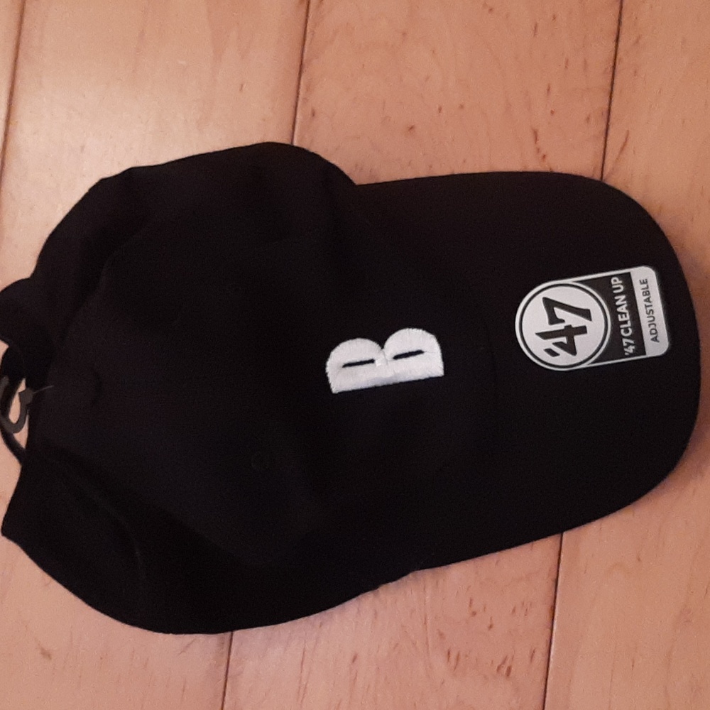 B embroidered-logo Baseball cap